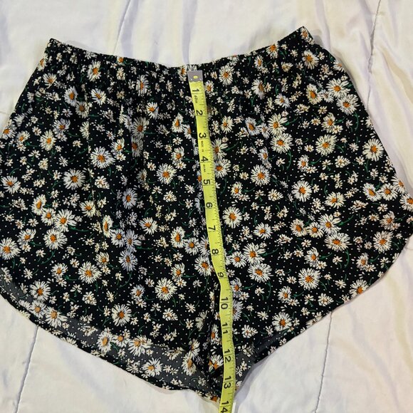 Ambiance Black Polka Dot Daisy Boho Elastic Waist Shorts Womans sz Medium - Picture 3 of 3